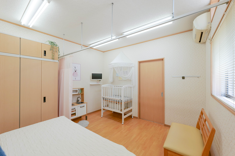 赤ちゃん連れでも安心、ゆったり個室の親子ルームで産後骨盤矯正を一宮市稲沢市なのはな整体院接骨院で受けられます。